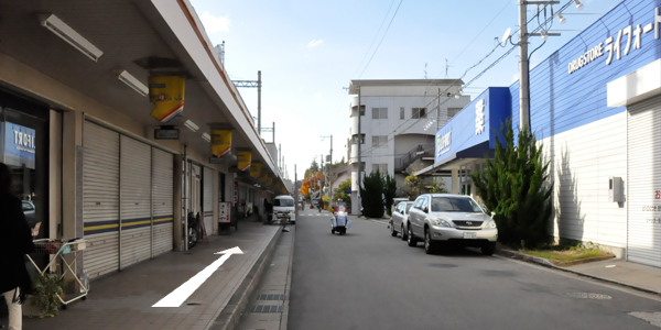 高架下沿いを真っ直ぐ進みます