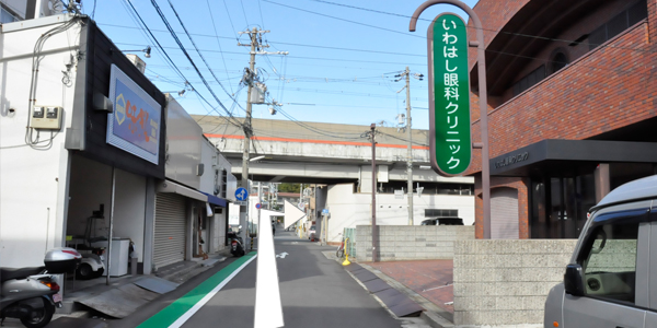 高架下をくぐり抜け右折