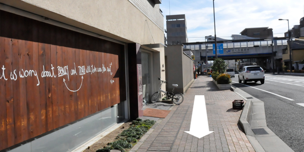 美容院を通り過ぎ、北へ進みます