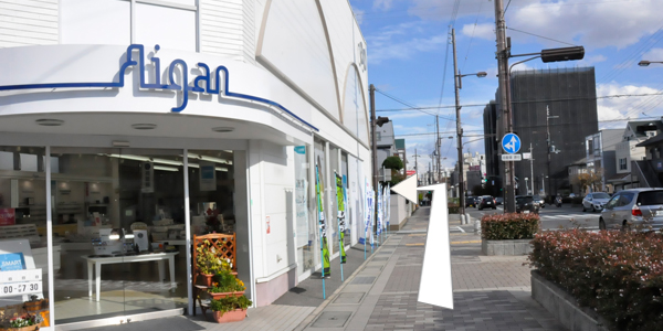 メガネ屋「Bigan」の角を左折