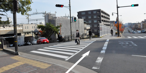 横断歩道を渡り、左折します