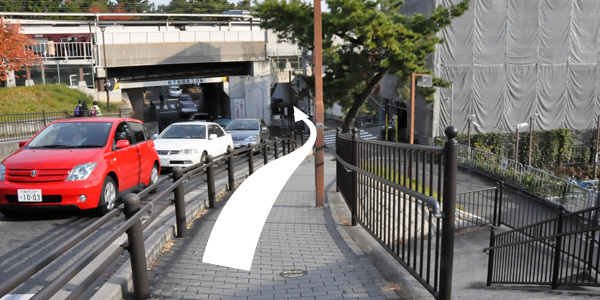 坂を下り、高架下をくぐり抜けます