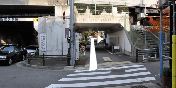 高架下をくぐり抜けて、右折します